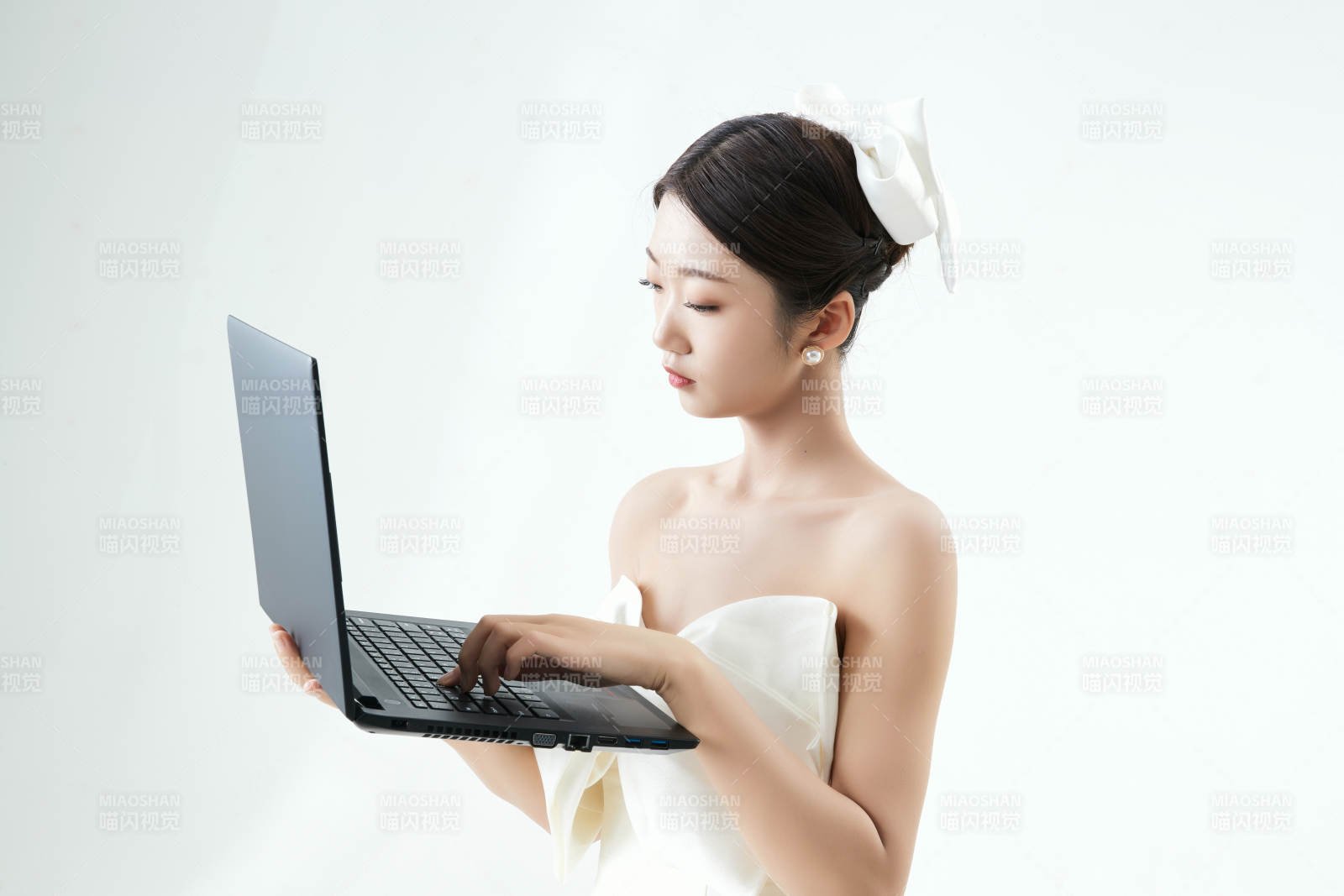 沉浸在网络恋爱世界的亚洲女性