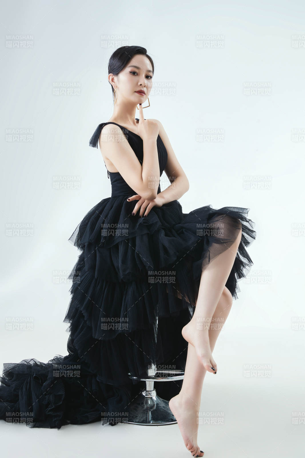 棚拍白色背景下的潔白婚紗新娘美妝