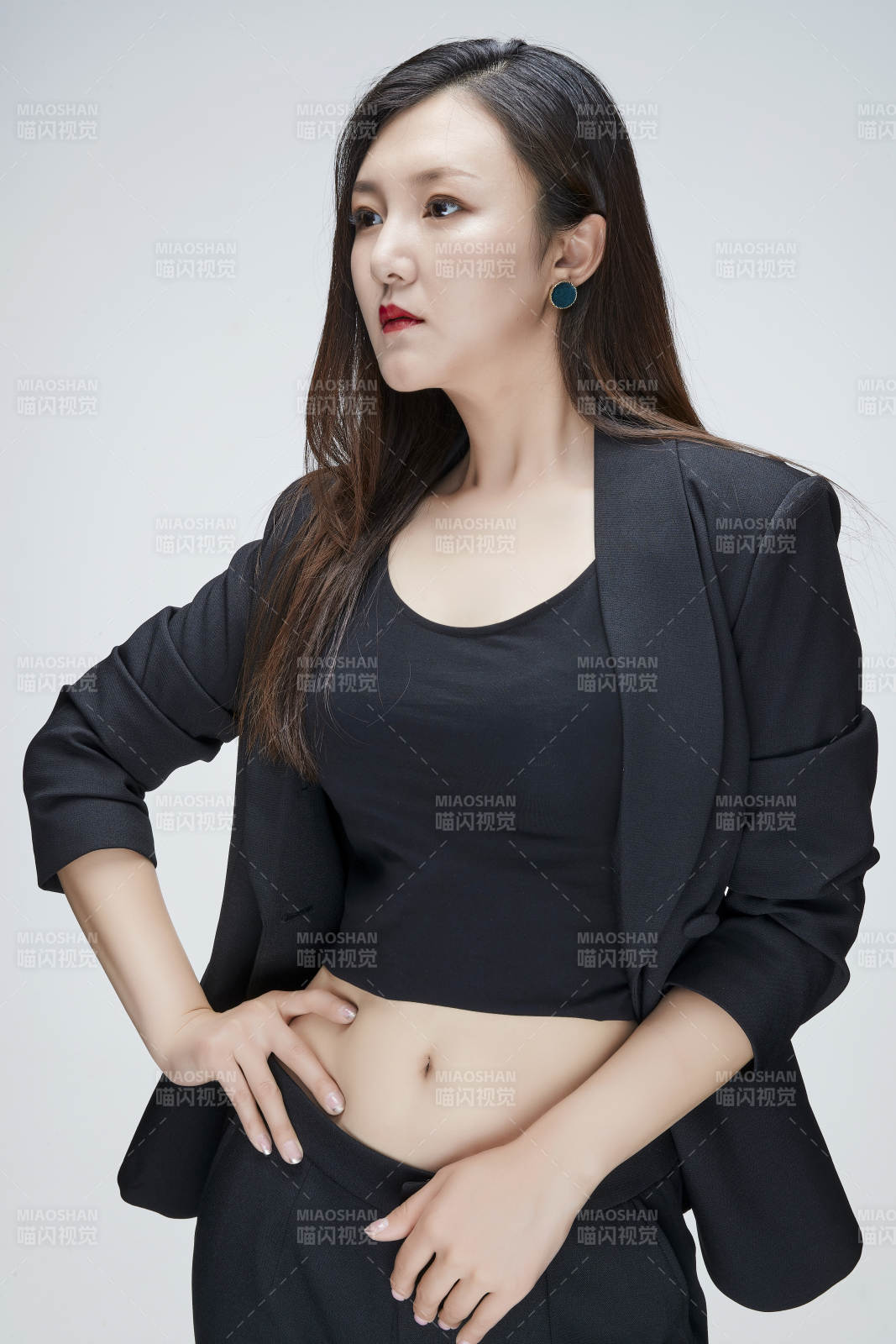 影棚拍攝白色背景亞洲年輕女性商務人像