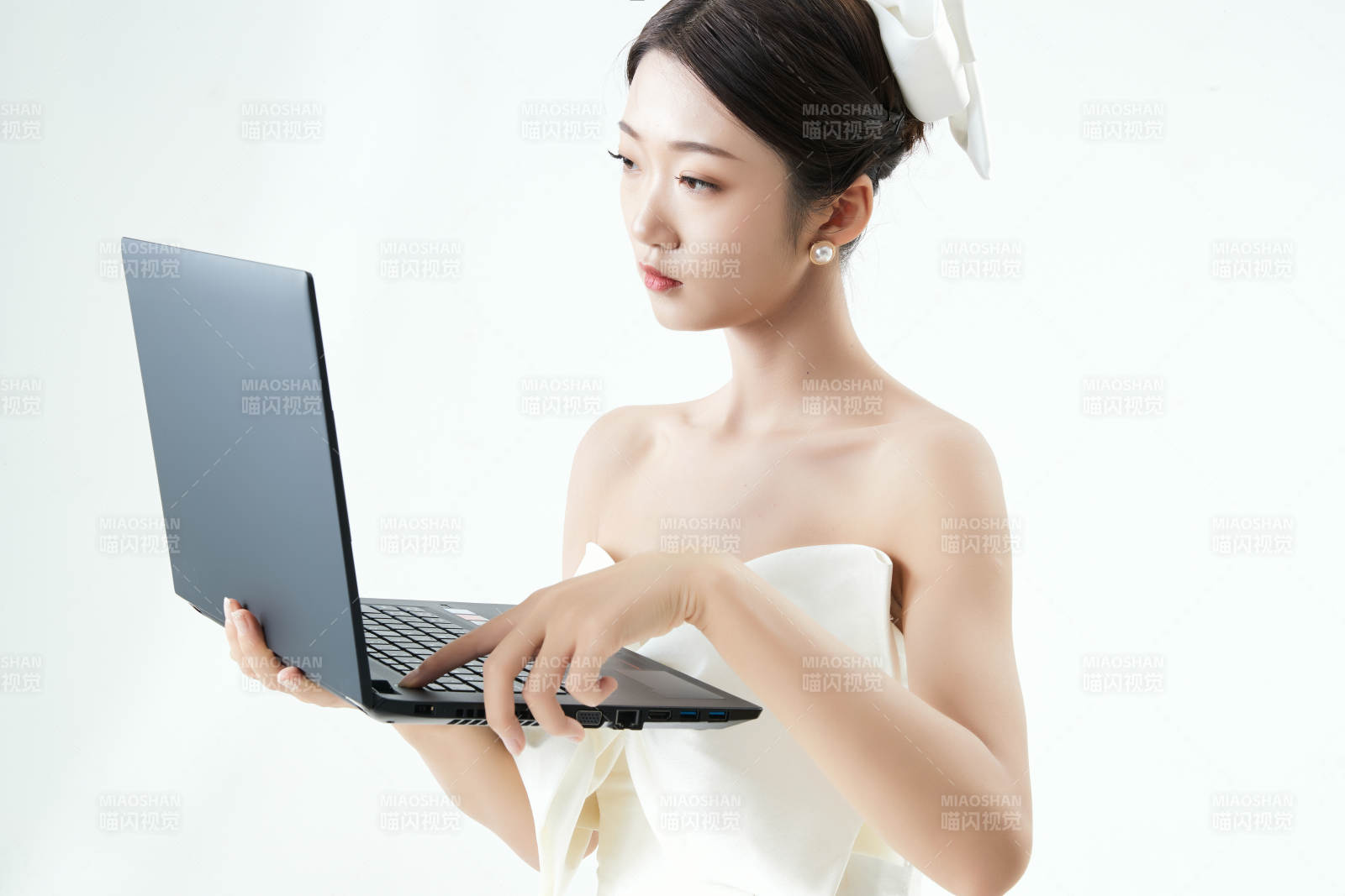 沉浸在網絡戀愛世界的亞洲女性