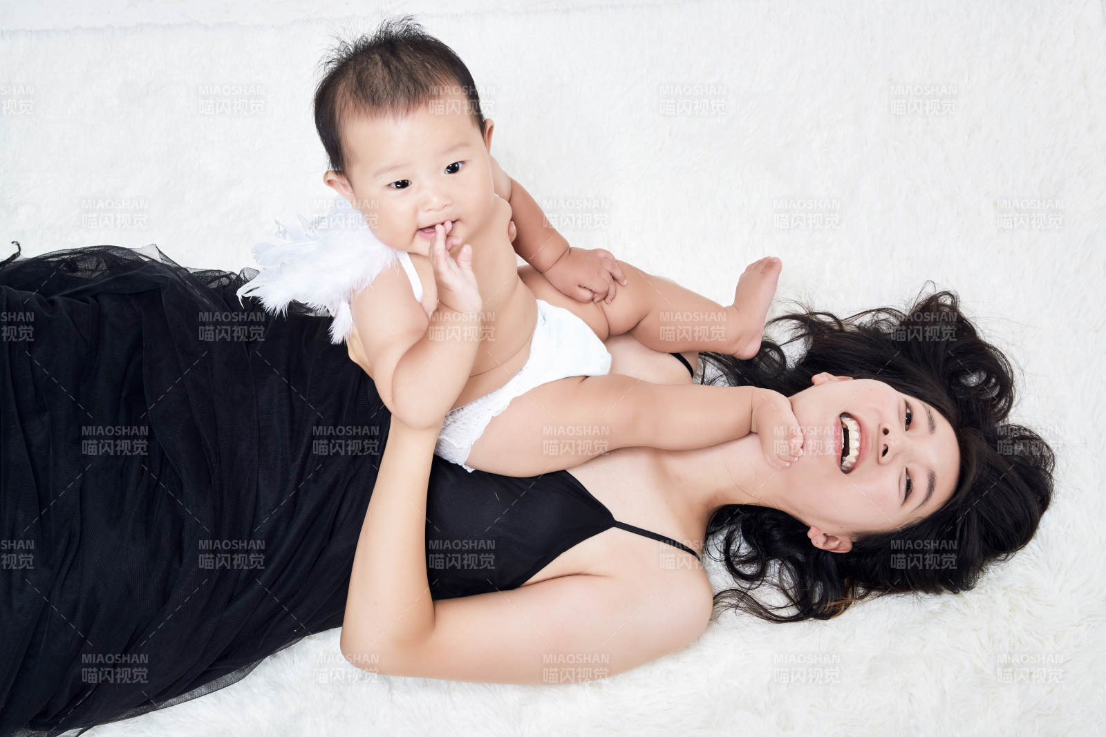 媽媽陪伴寶寶快樂的玩耍