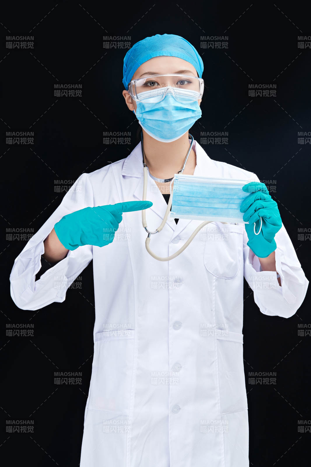 專業的醫護人員提示口罩佩戴的重要性