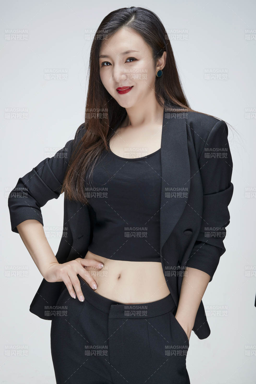 影棚拍攝白色背景亞洲年輕女性商務人像