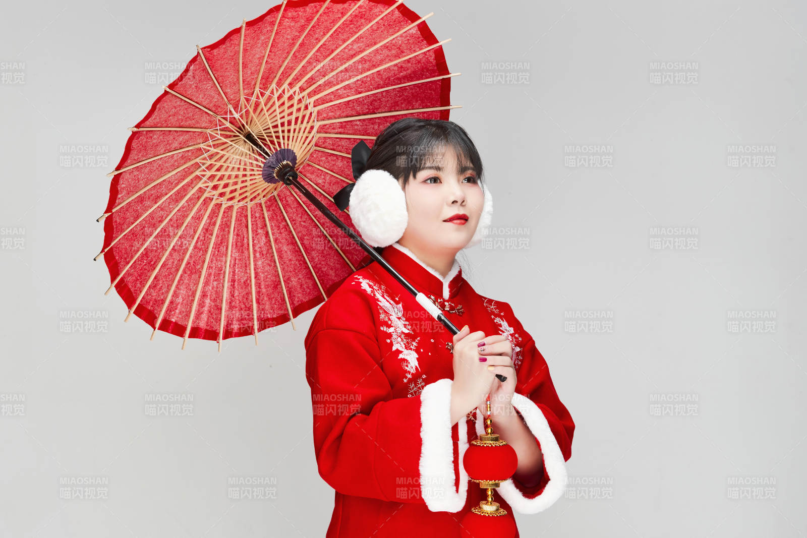 手打油纸伞手提红灯笼身穿喜庆汉服的可爱少女