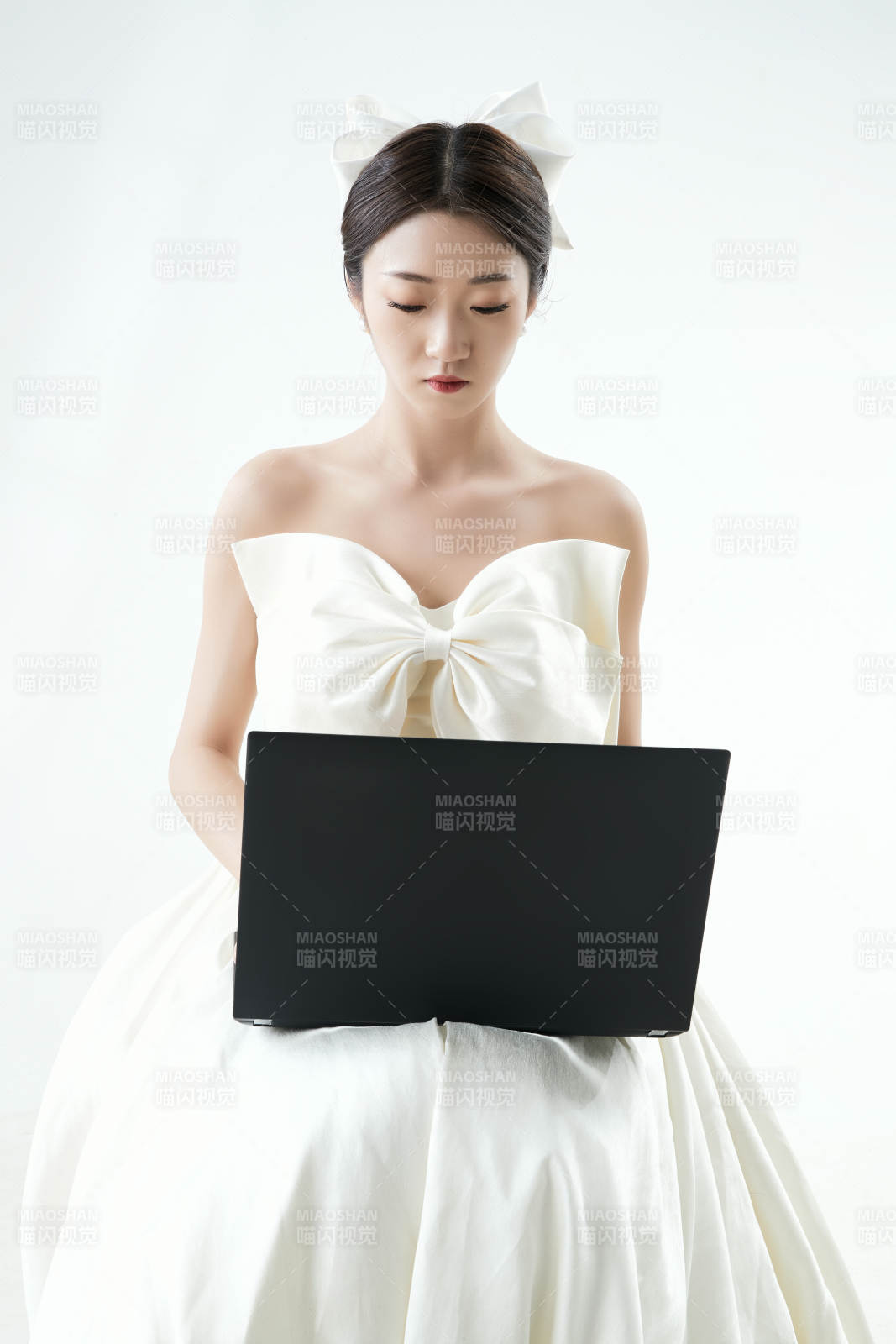 沉浸在网络恋爱世界的亚洲女性