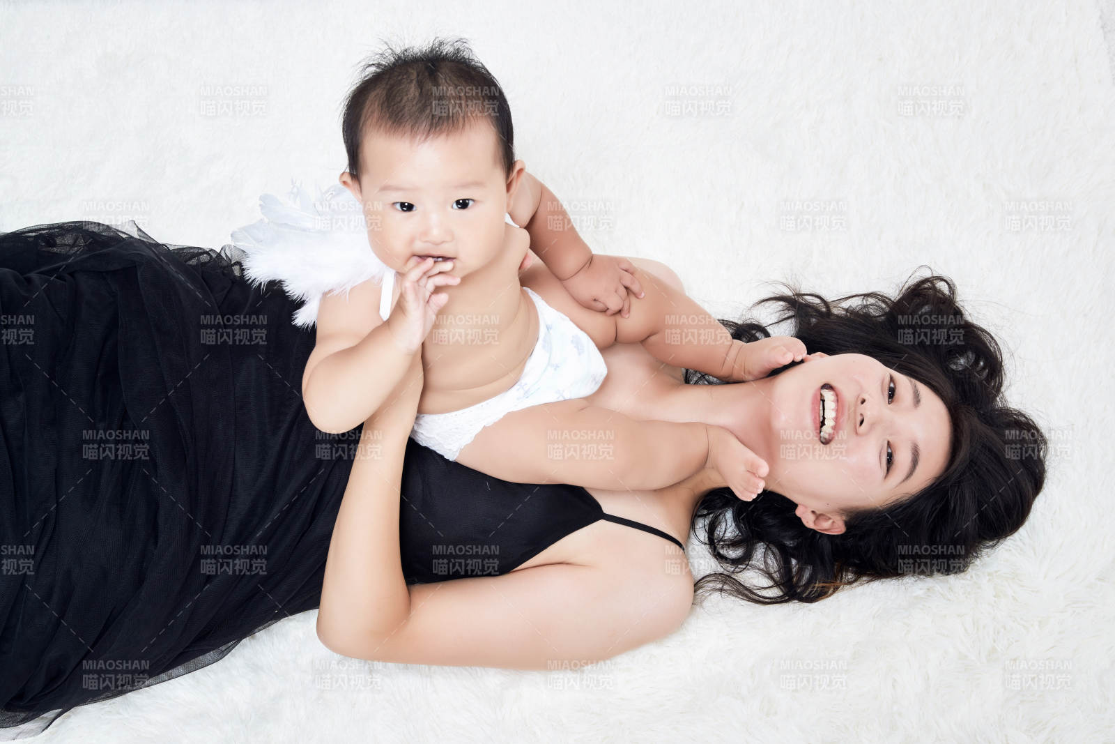 媽媽陪伴寶寶快樂的玩耍