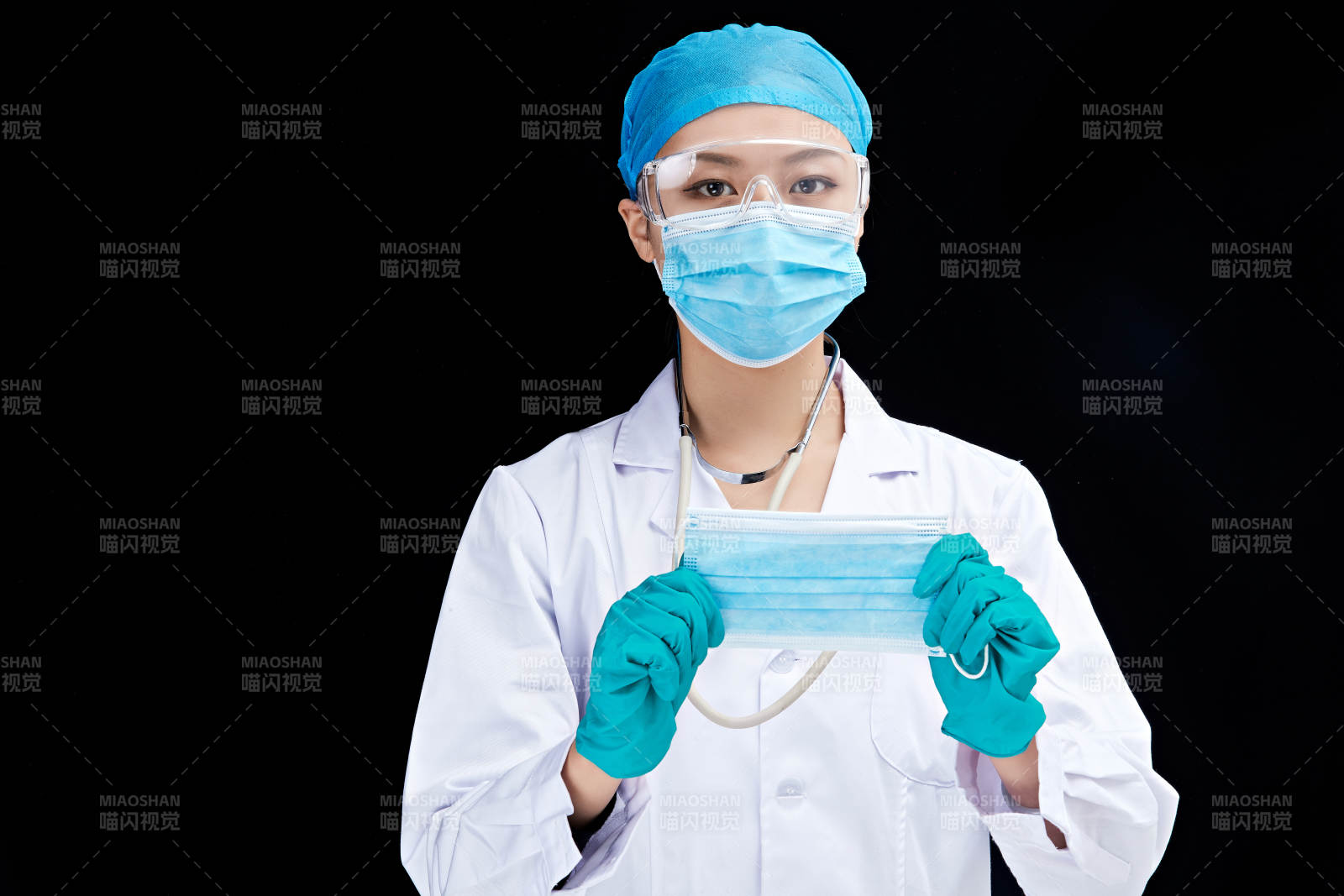 專業的醫護人員提示口罩佩戴的重要性