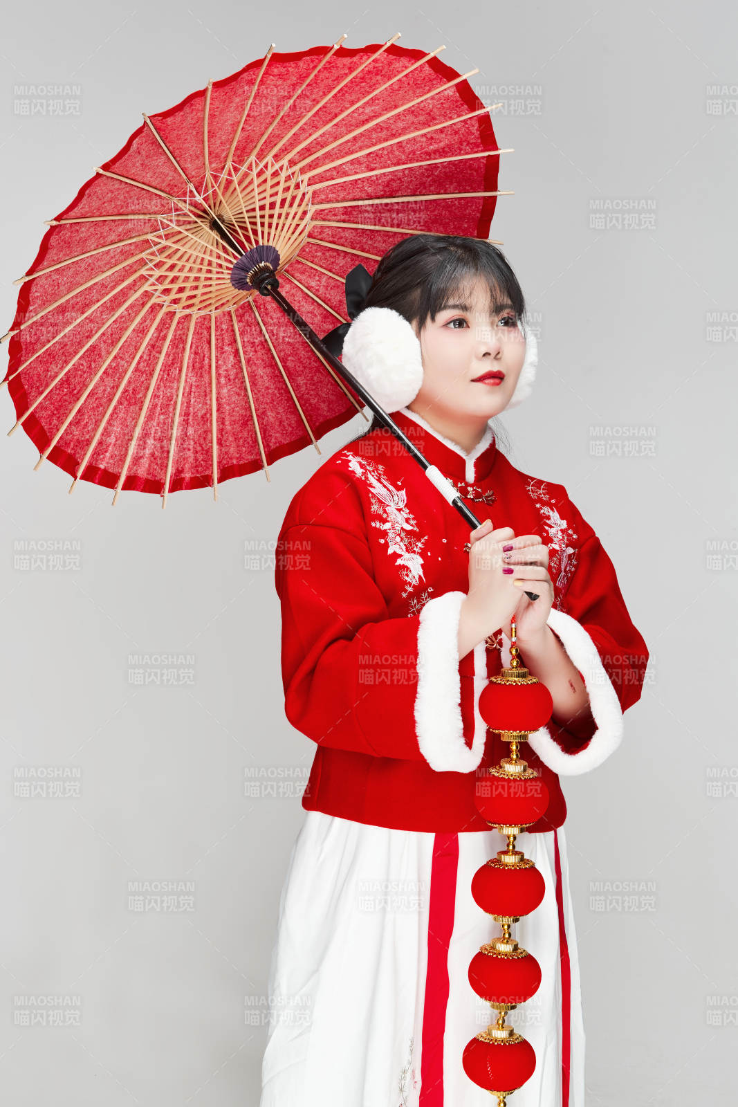 手打油紙傘手提紅燈籠身穿喜慶漢服的可愛少女