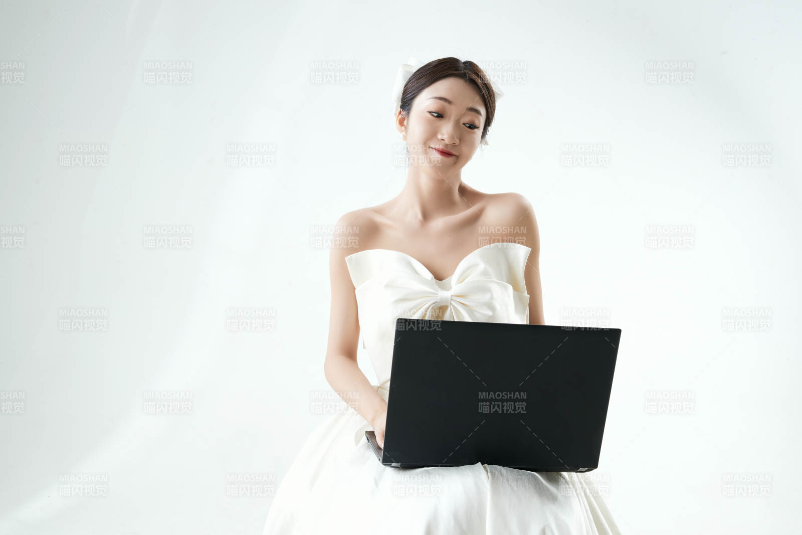 沉浸在網(wǎng)絡(luò)戀愛(ài)世界的亞洲女性