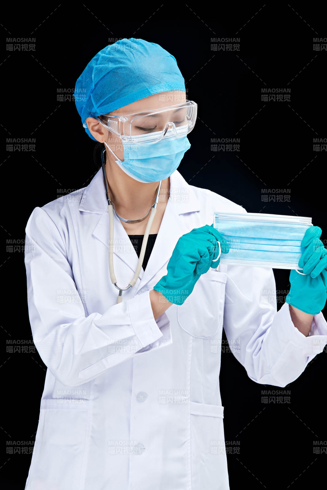 專業(yè)的醫(yī)護人員提示口罩佩戴的重要性