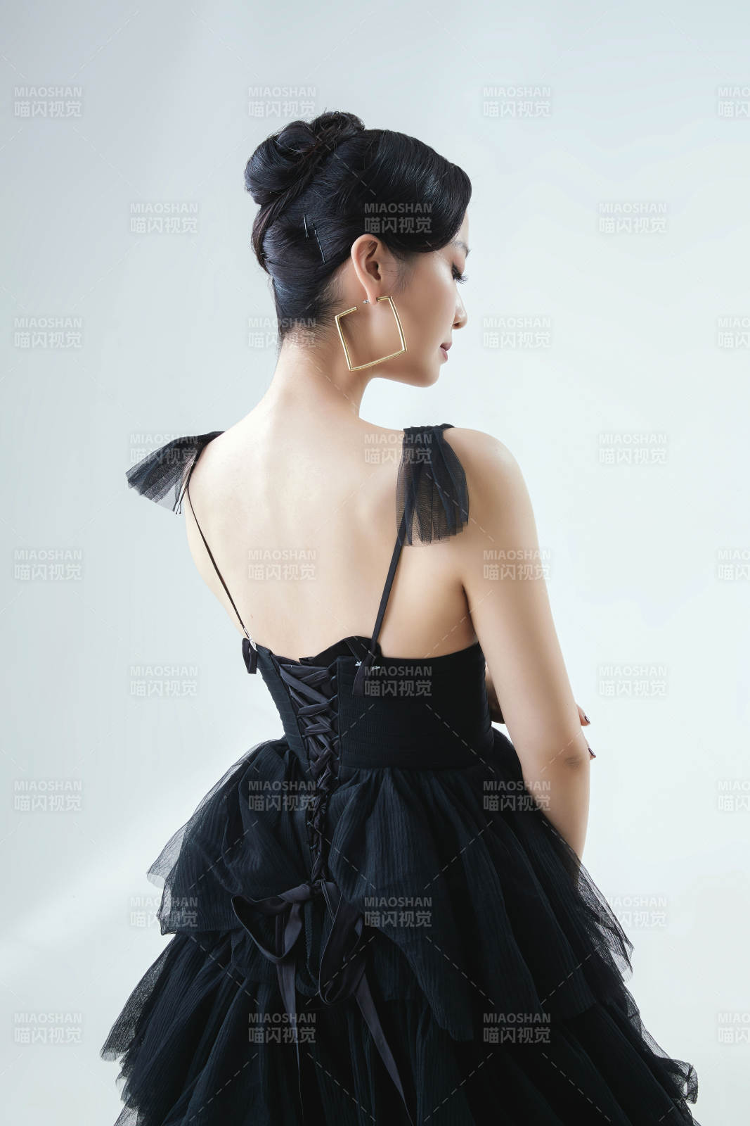 棚拍白色背景下的潔白婚紗新娘美妝