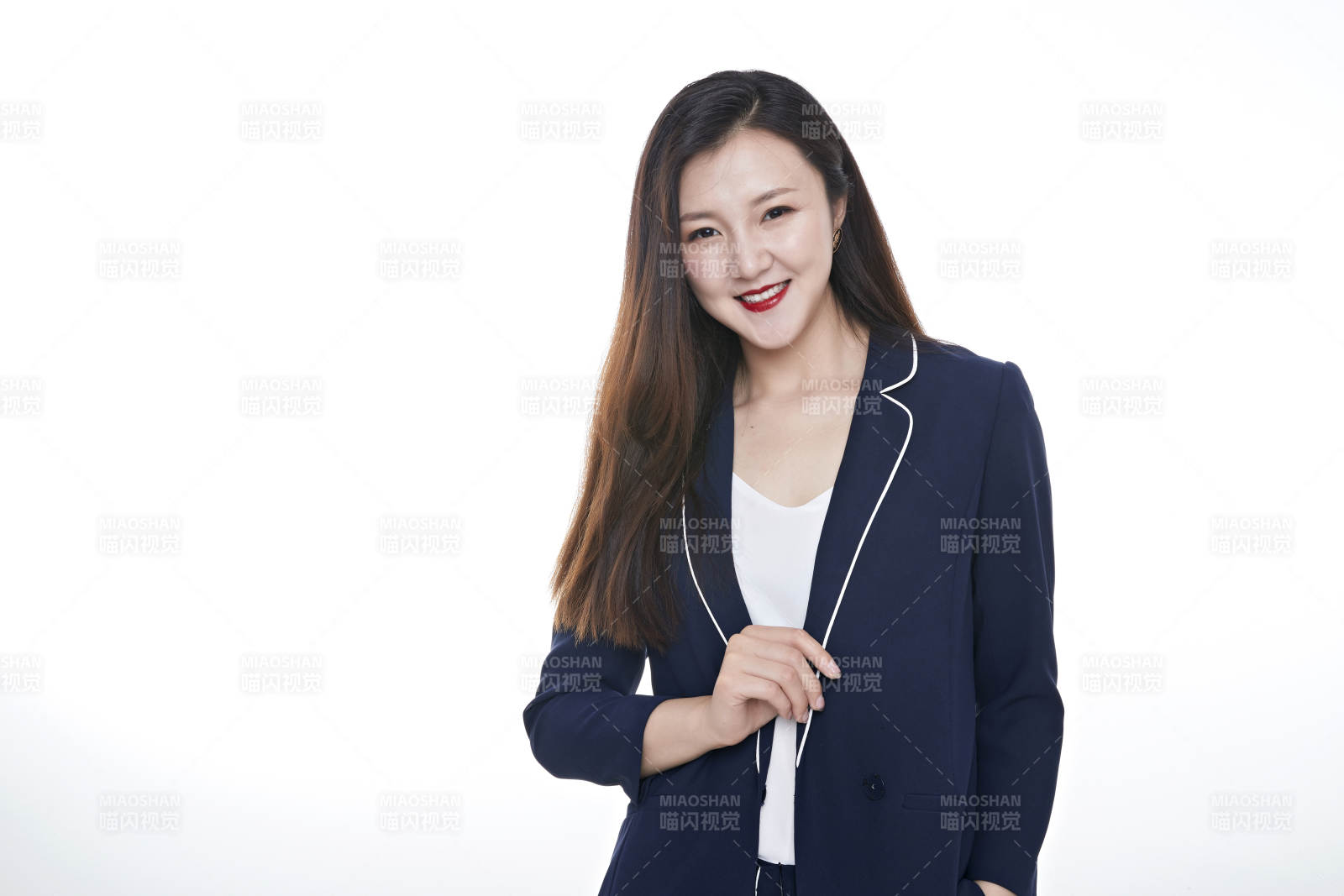 影棚拍攝白色背景亞洲年輕女性商務人像