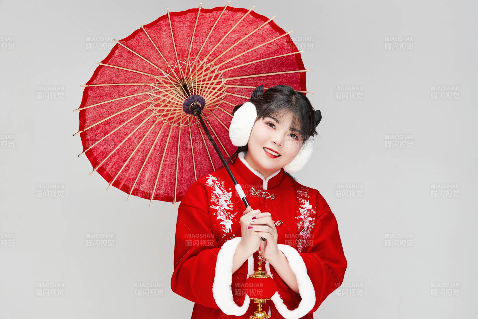 手打油紙傘手提紅燈籠身穿喜慶漢服的可愛少女