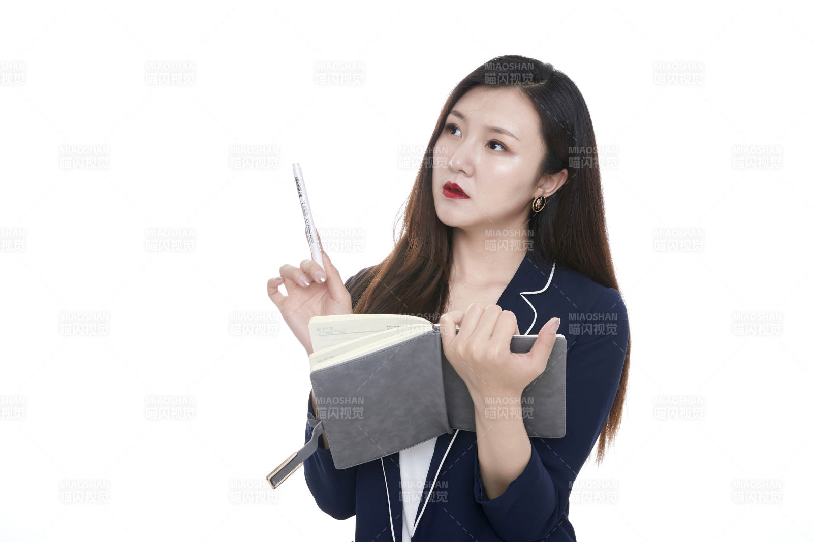 棚拍白色背景的亞洲青年女性商務公關