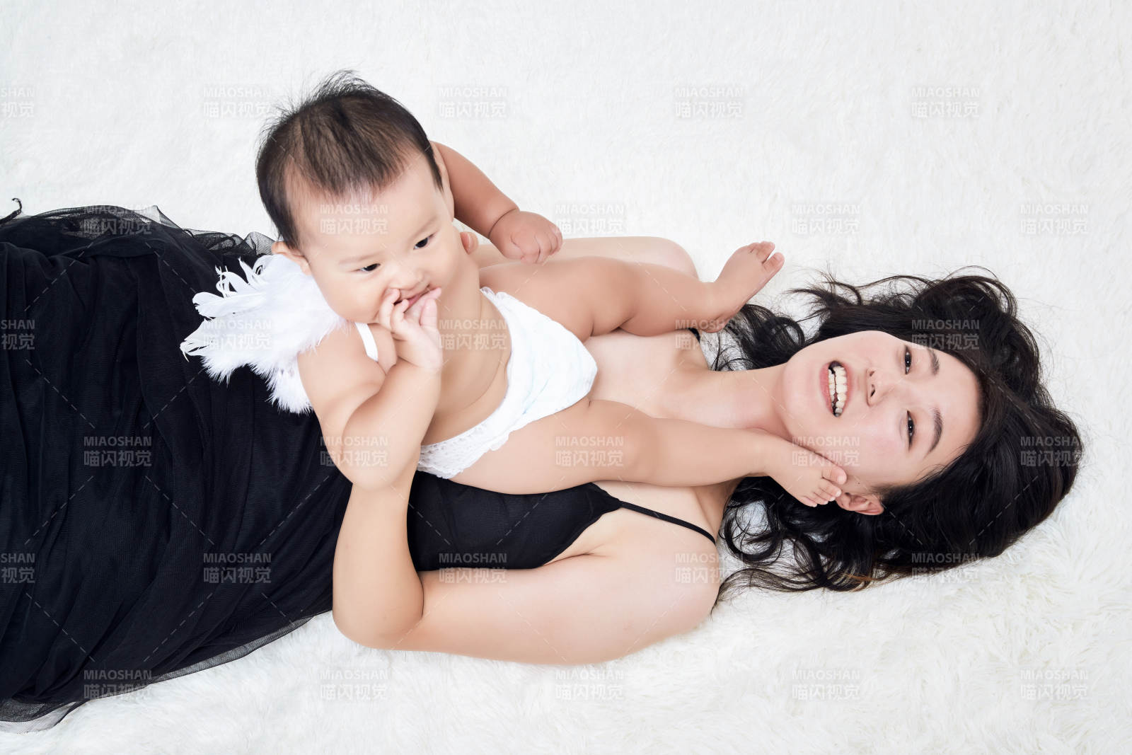 媽媽陪伴寶寶快樂的玩耍