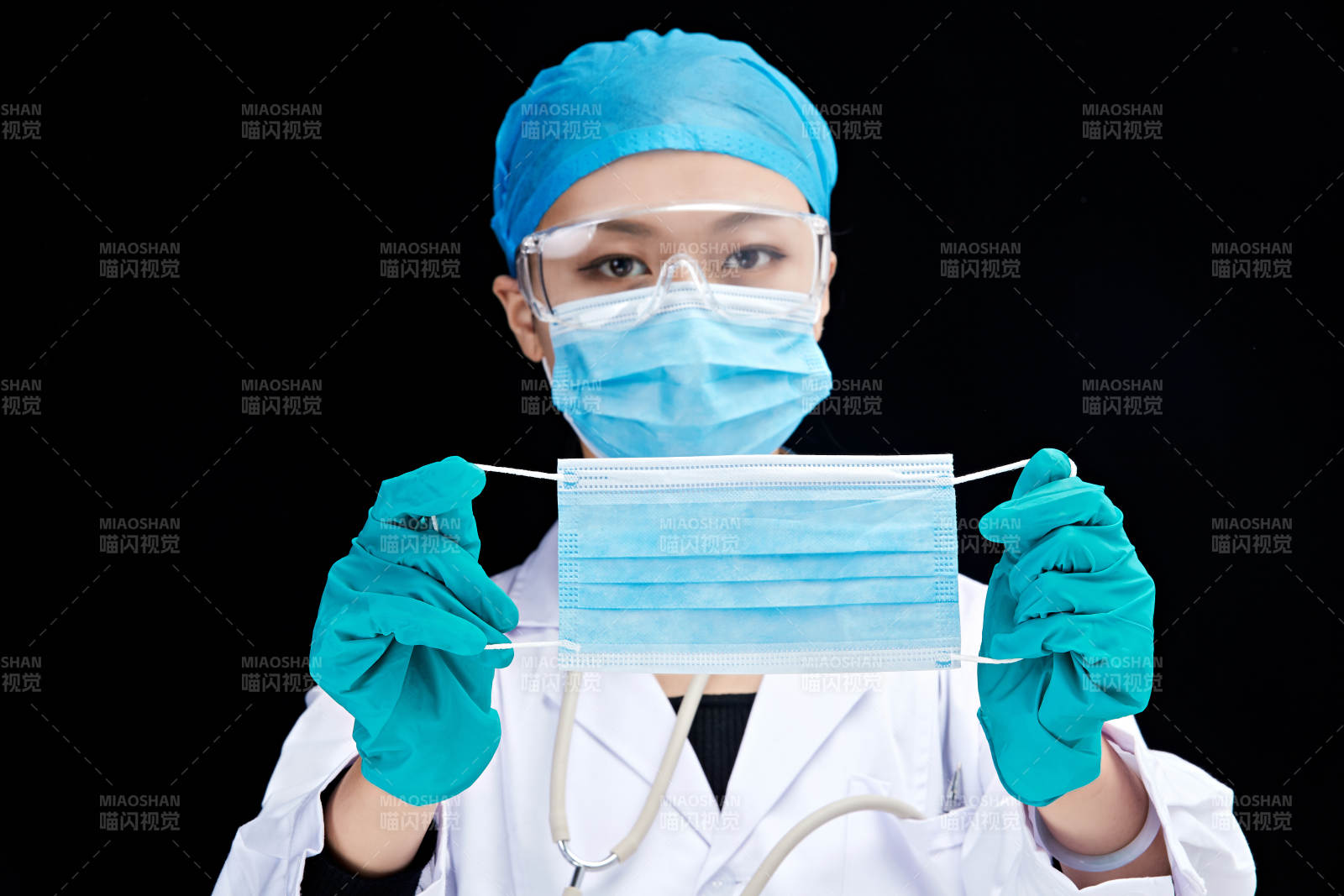 專業的醫護人員提示口罩佩戴的重要性