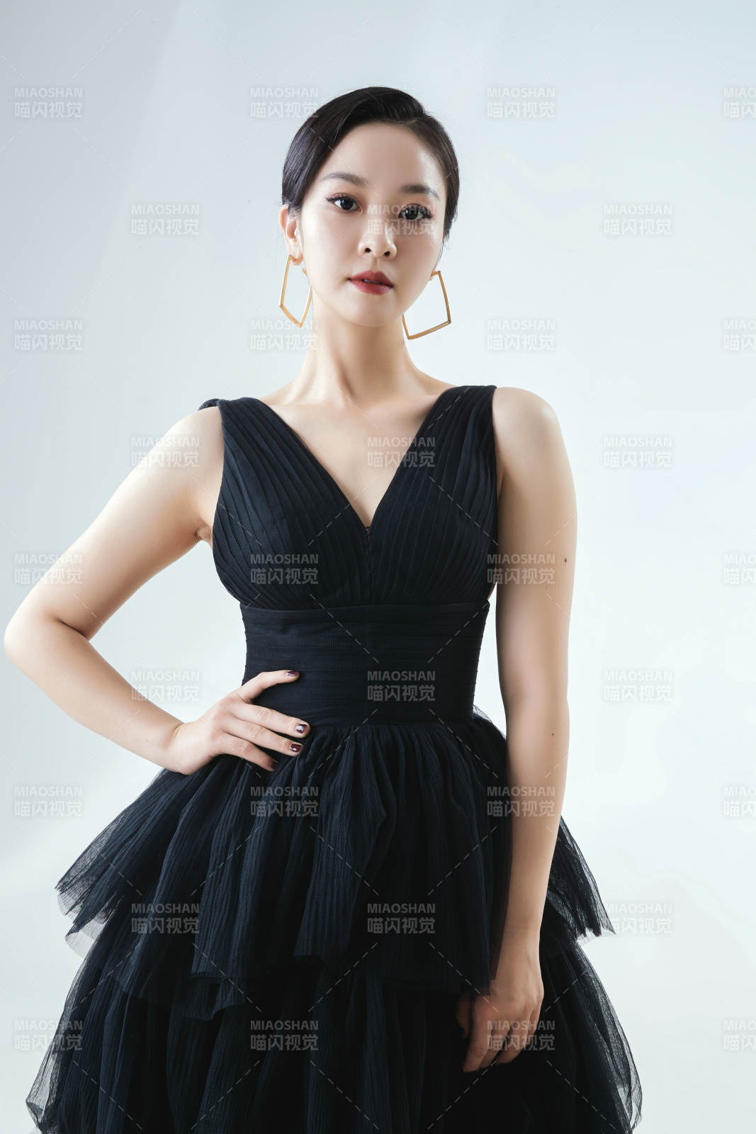 棚拍白色背景下的潔白婚紗新娘美妝