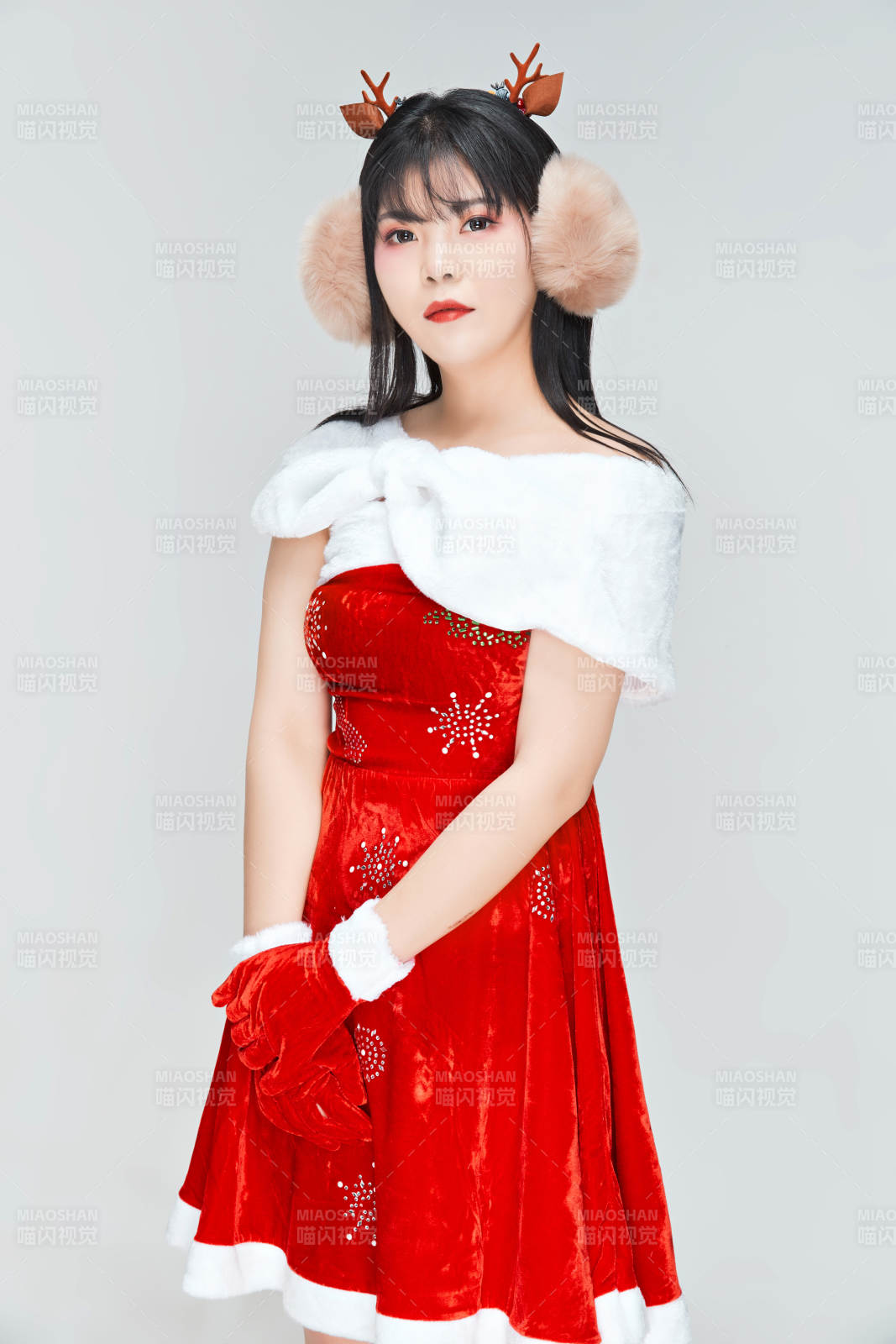 身穿圣誕服飾的性感可愛(ài)亞洲少女