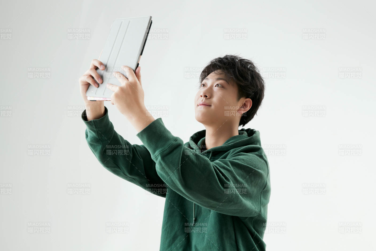 沉浸在網絡戀愛世界的青年男子