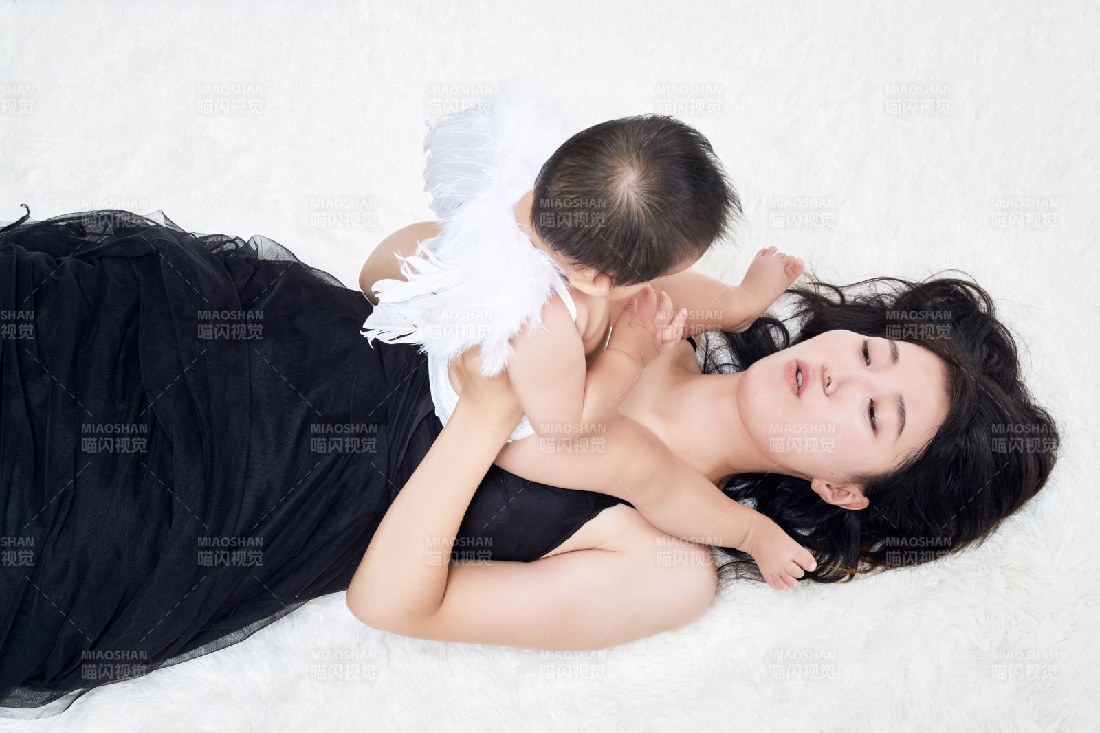 媽媽陪伴寶寶快樂的玩耍