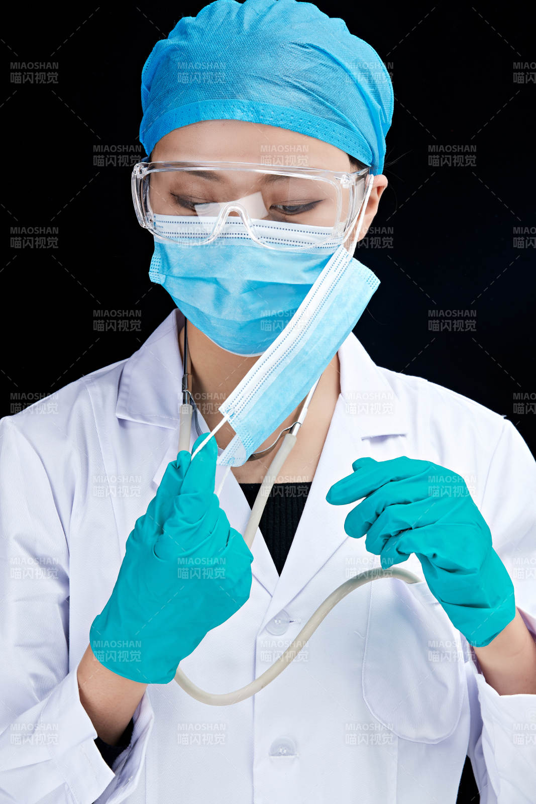 專業的醫護人員提示口罩佩戴的重要性