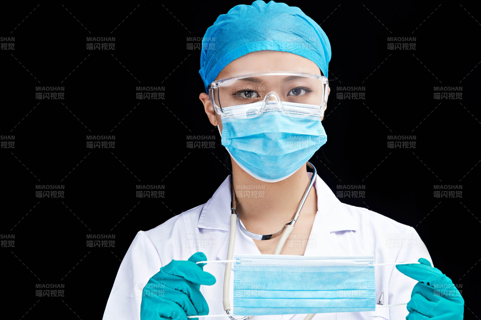 專業的醫護人員提示口罩佩戴的重要性