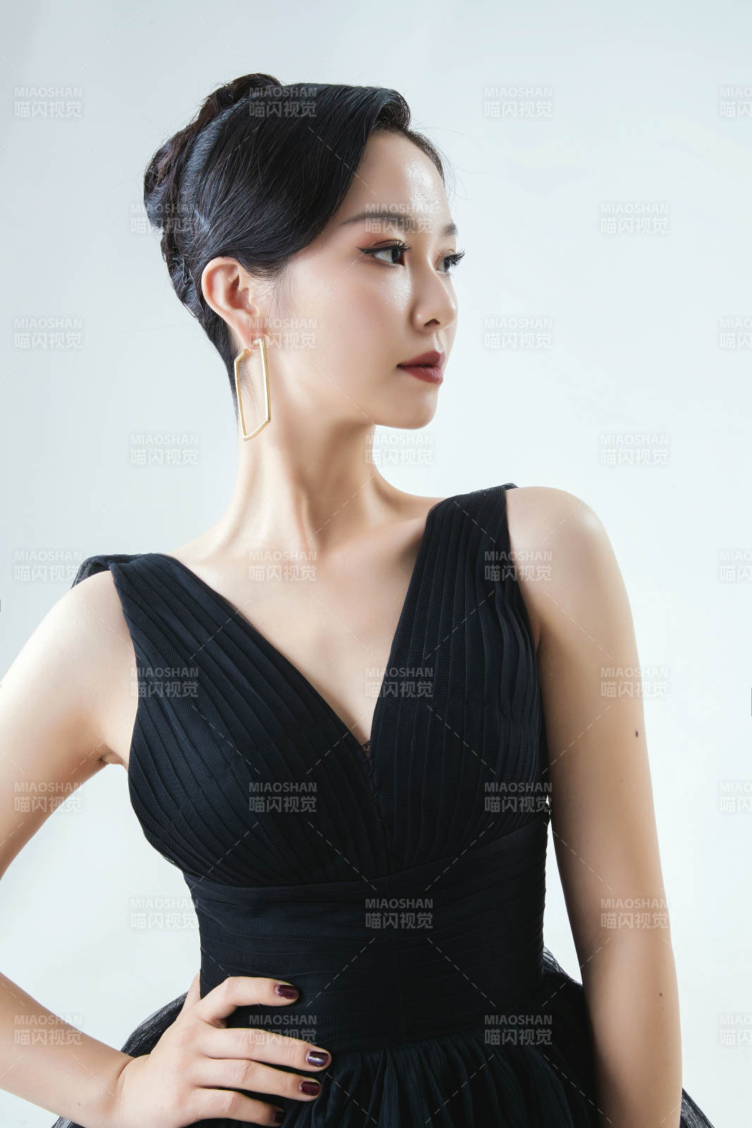 棚拍白色背景下的潔白婚紗新娘美妝