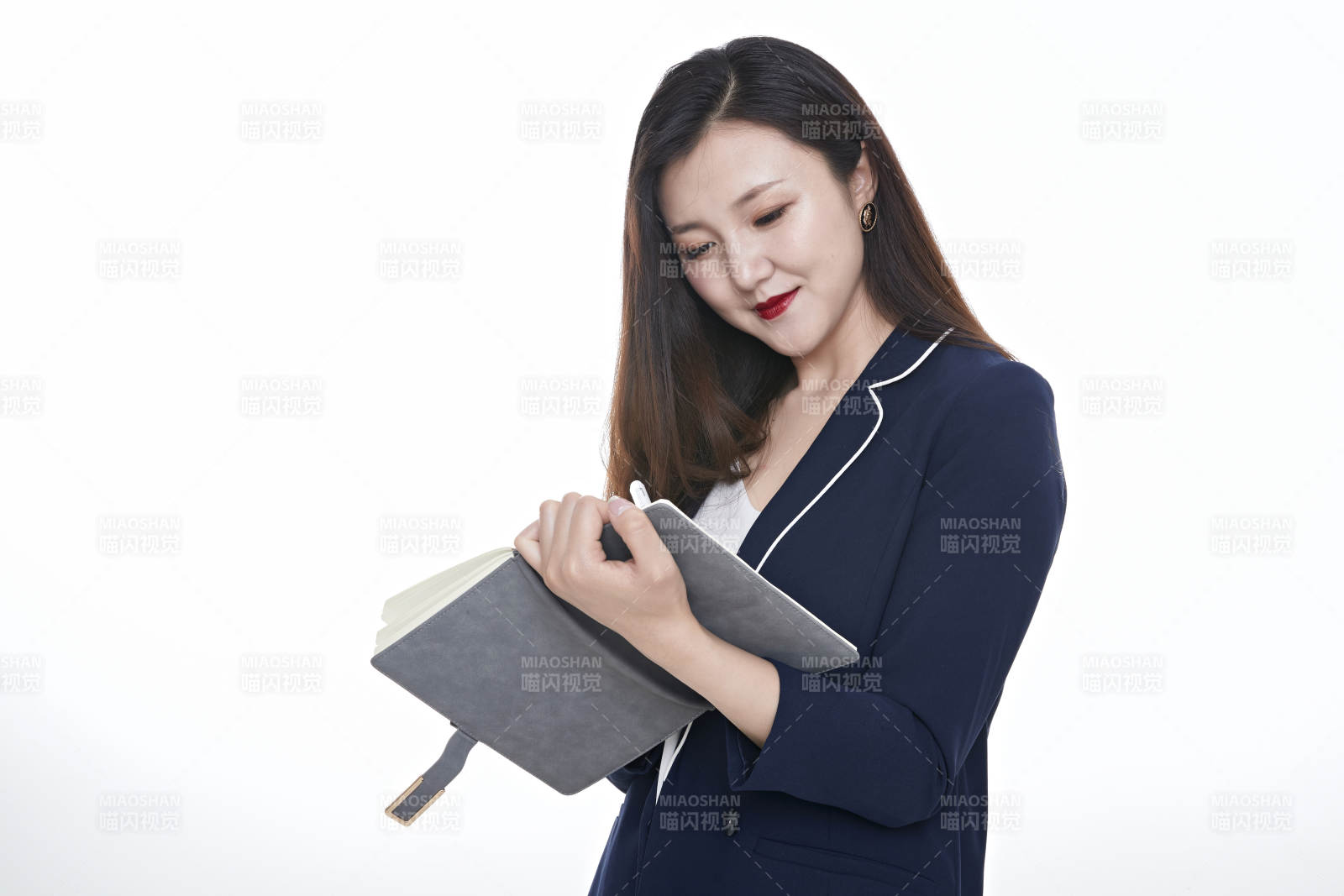 棚拍白色背景的亞洲青年女性商務公關