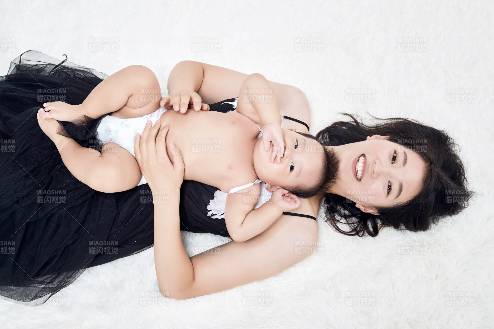 媽媽陪伴寶寶快樂的玩耍