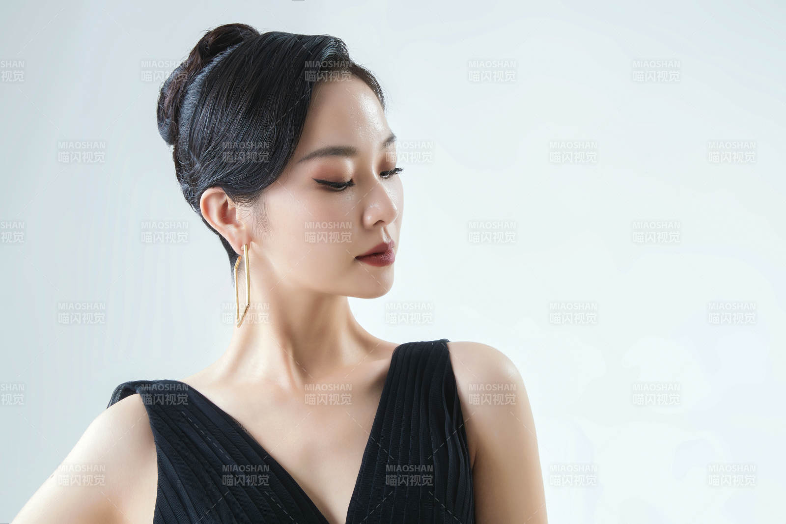 棚拍白色背景下的潔白婚紗新娘美妝