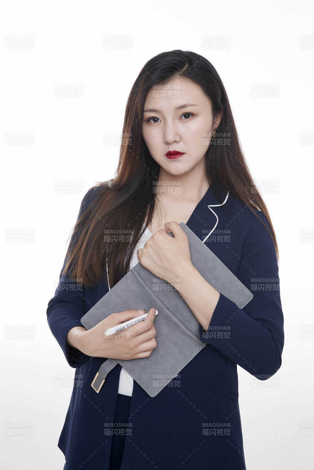 棚拍白色背景的亚洲青年女性商务公关