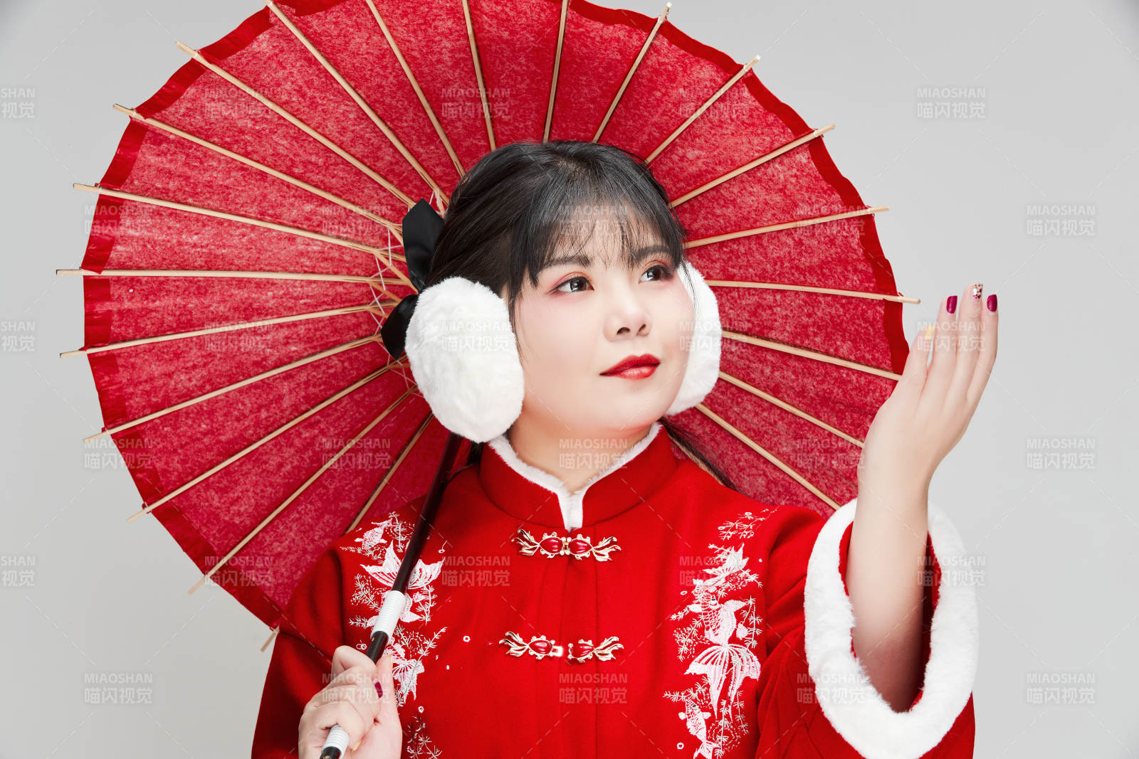 手打油紙傘手提紅燈籠身穿喜慶漢服的可愛(ài)少女