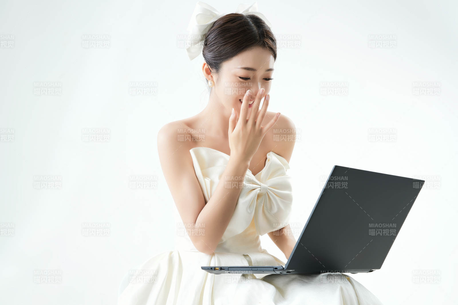 沉浸在網絡戀愛世界的亞洲女性