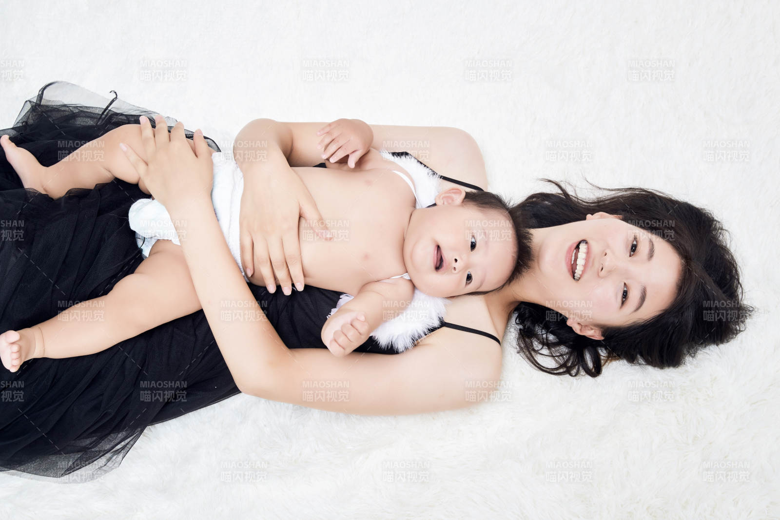 媽媽陪伴寶寶快樂的玩耍