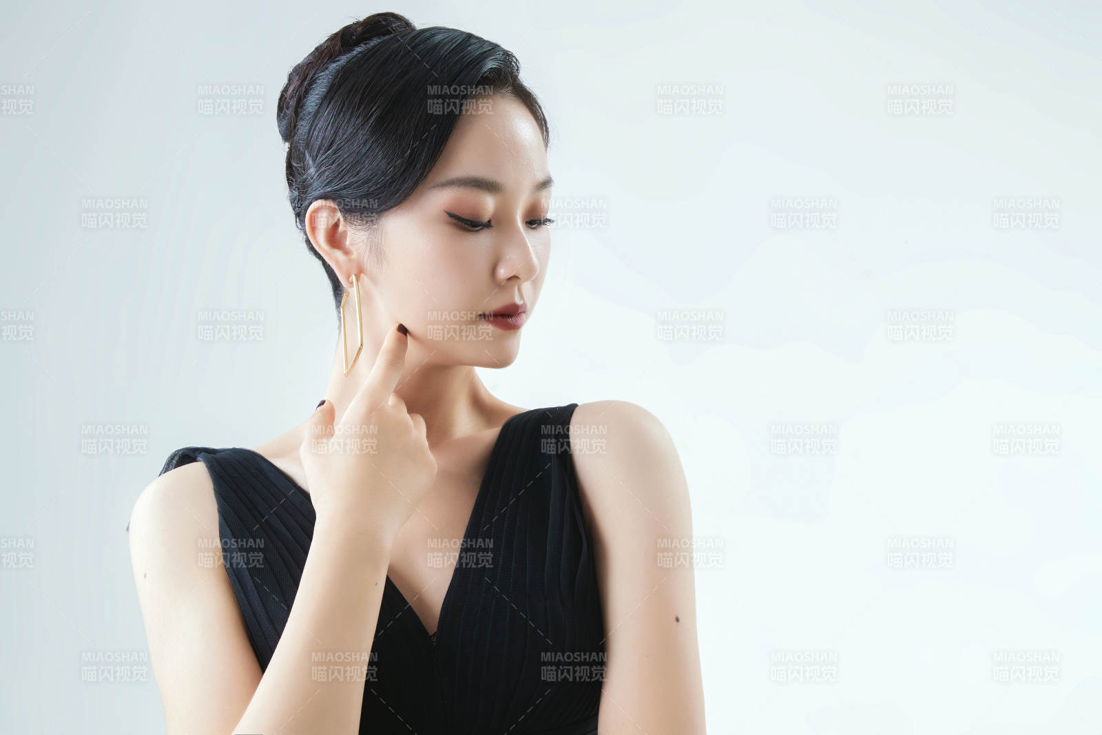 棚拍白色背景下的潔白婚紗新娘美妝