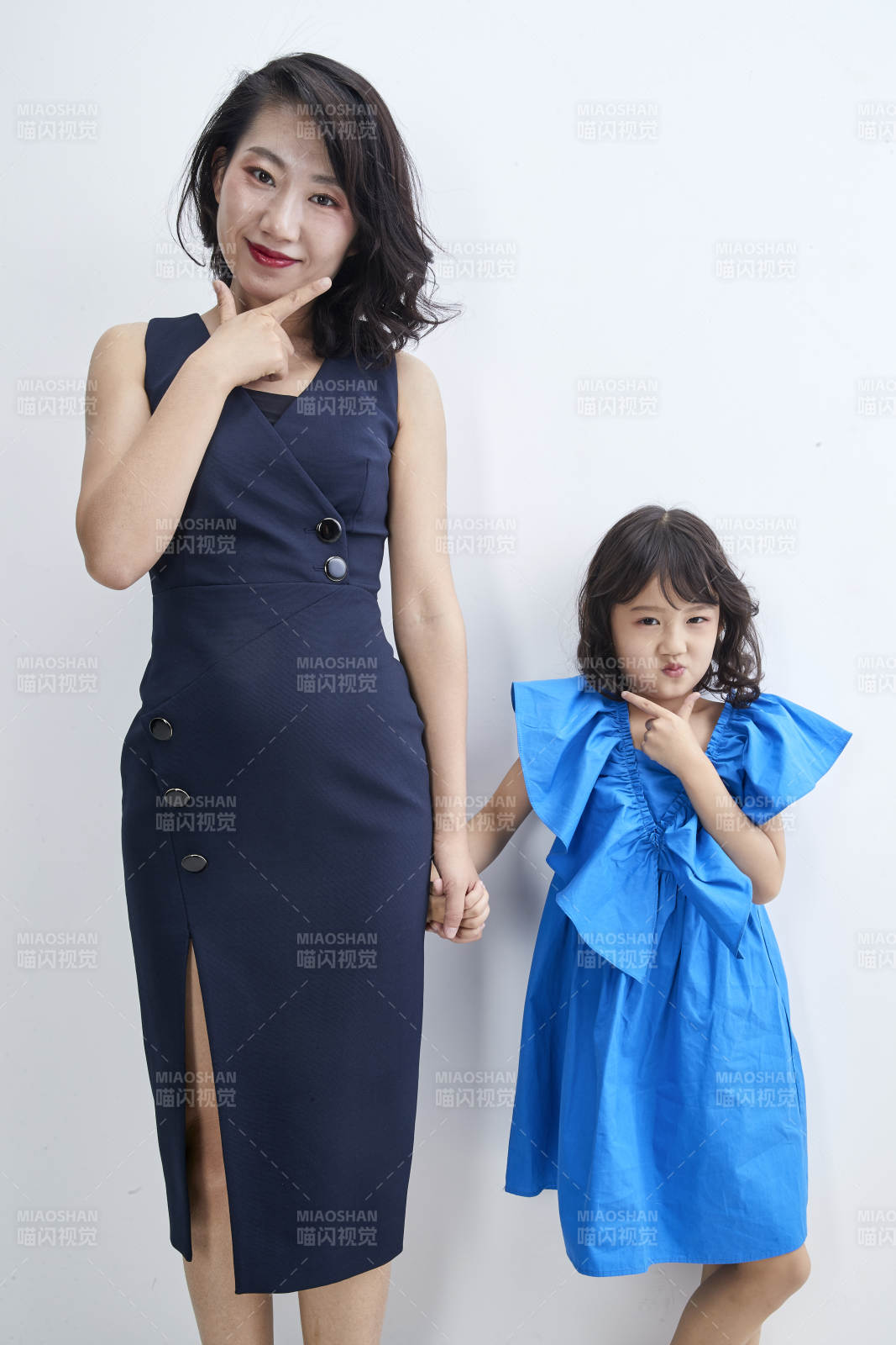 白色背景的美麗媽媽與可愛女兒親子人像