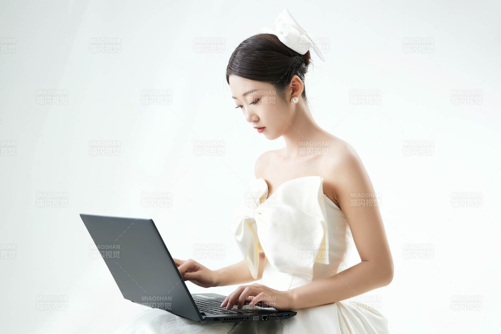 沉浸在網絡戀愛世界的亞洲女性