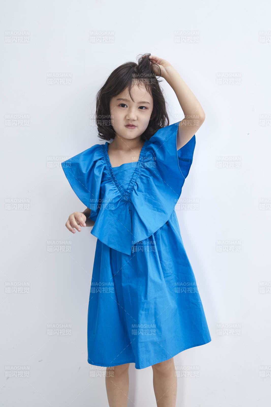 白色色背景的可愛的亞洲小女孩兒童