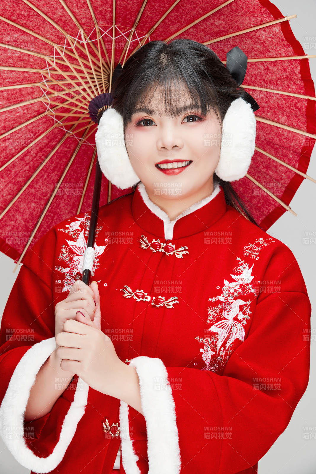 手打油紙傘手提紅燈籠身穿喜慶漢服的可愛少女