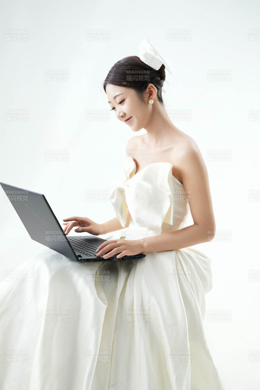 沉浸在網(wǎng)絡(luò)戀愛(ài)世界的亞洲女性