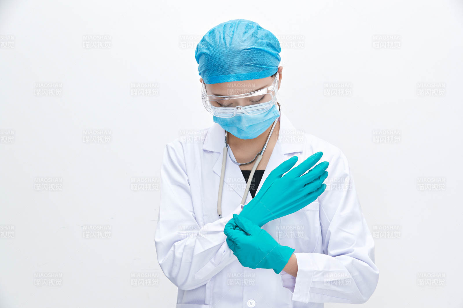 白色背景下的專業醫療人員形象