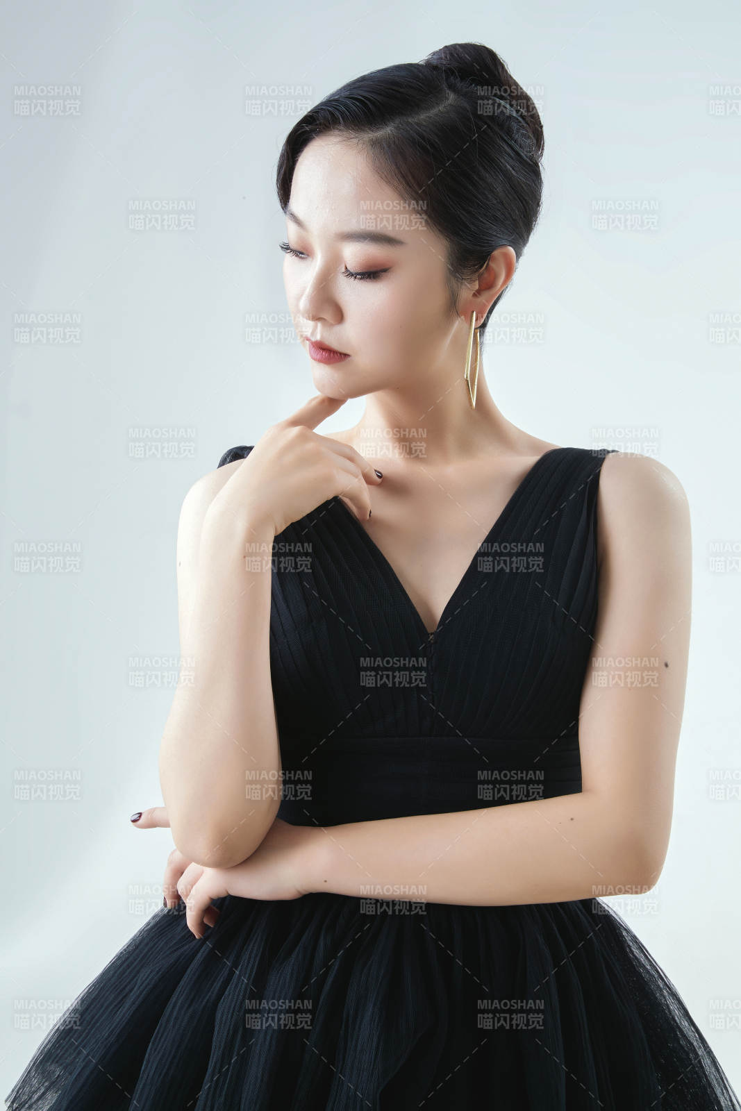 棚拍白色背景下的潔白婚紗新娘美妝