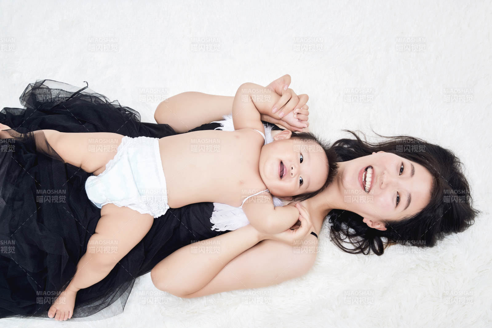 媽媽陪伴寶寶快樂的玩耍