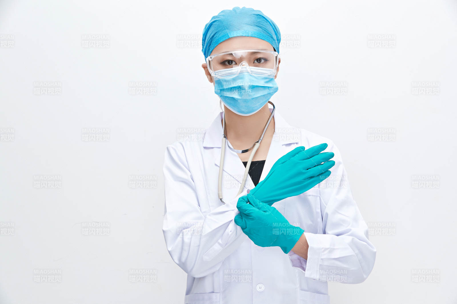 白色背景下的專業醫療人員形象