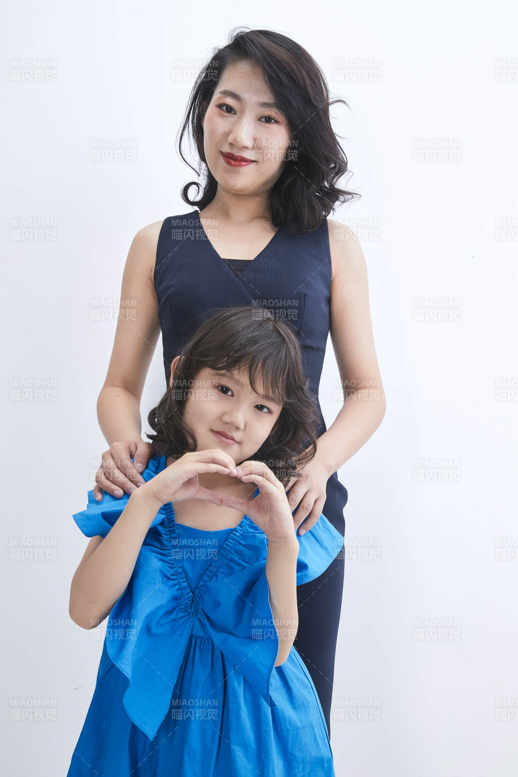 白色背景的美麗媽媽與可愛女兒親子人像