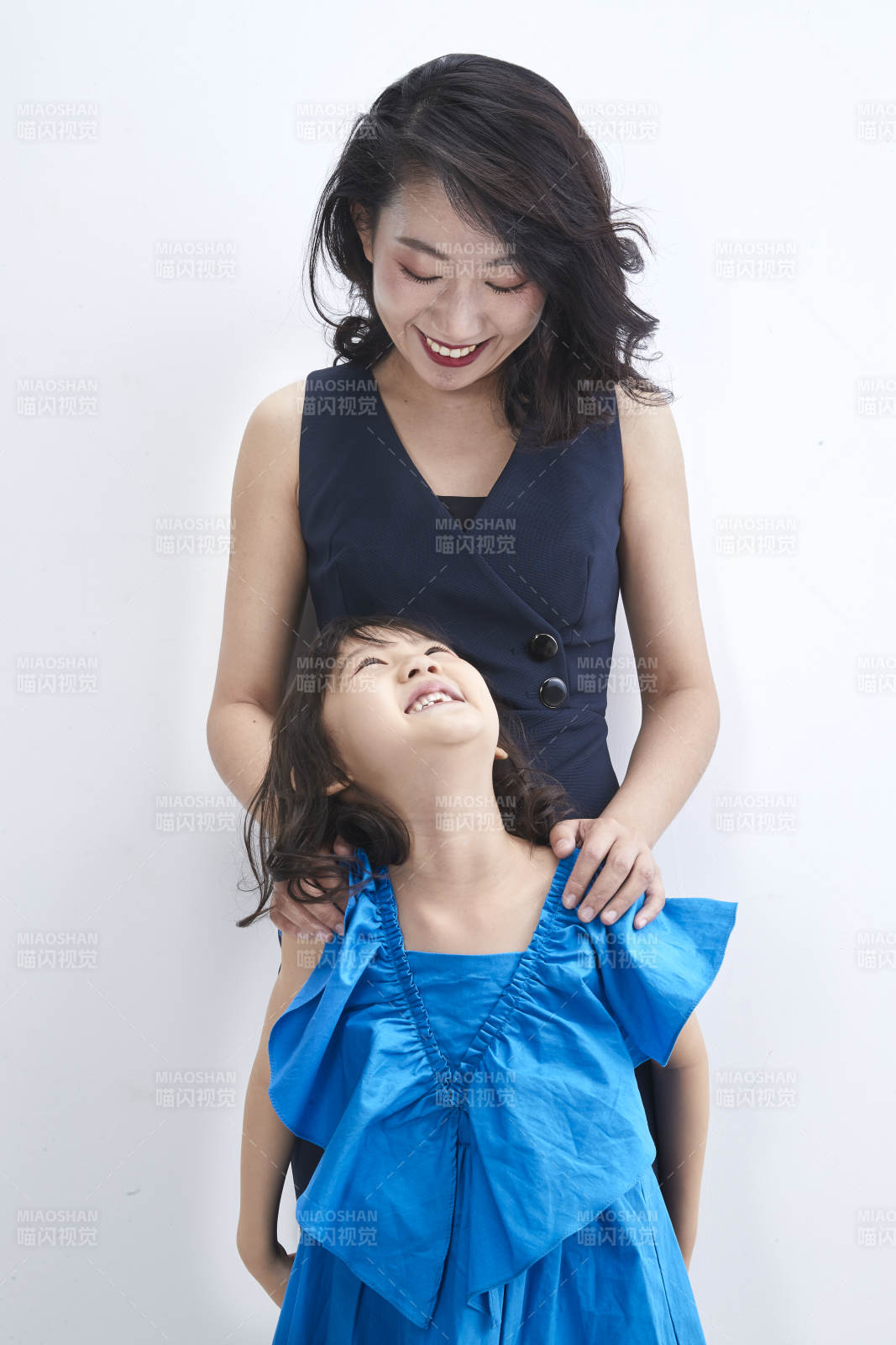 白色背景的美麗媽媽與可愛女兒親子人像