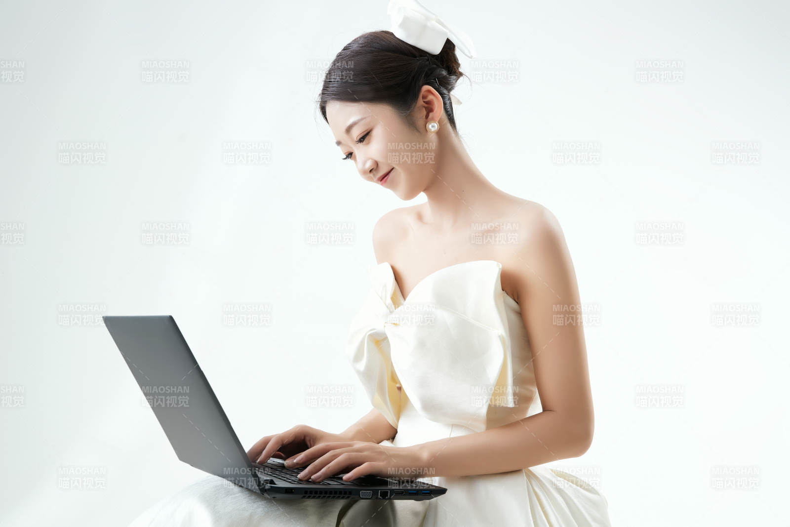 沉浸在網絡戀愛世界的亞洲女性