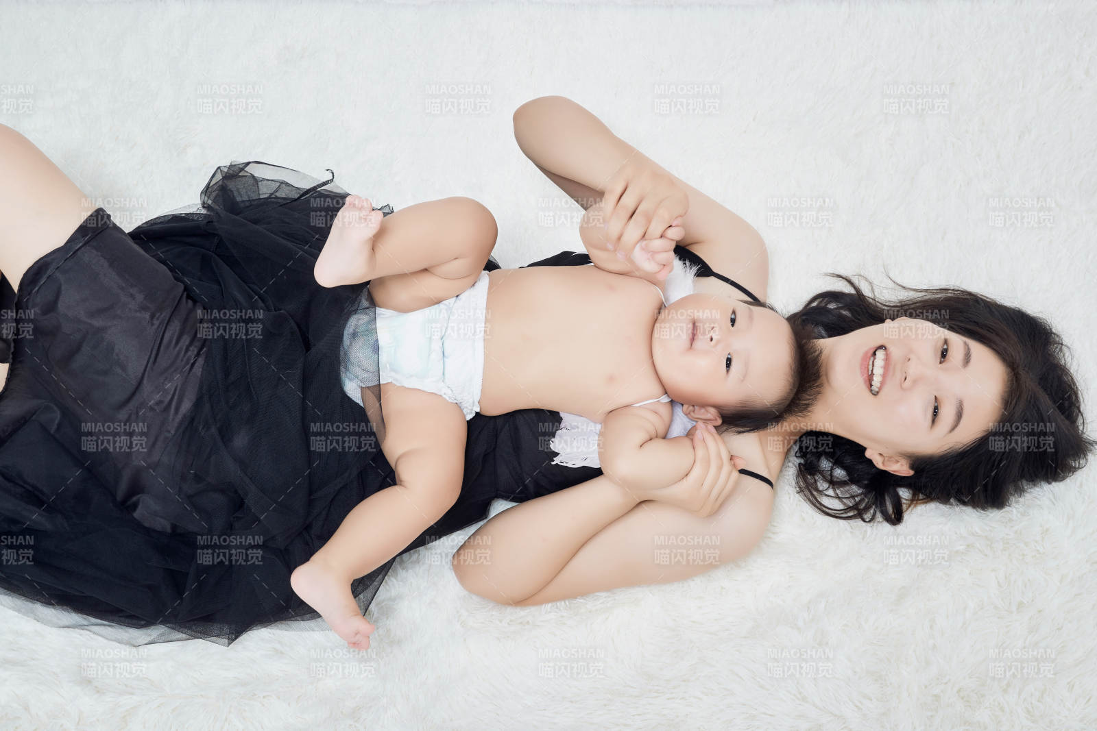 媽媽陪伴寶寶快樂的玩耍