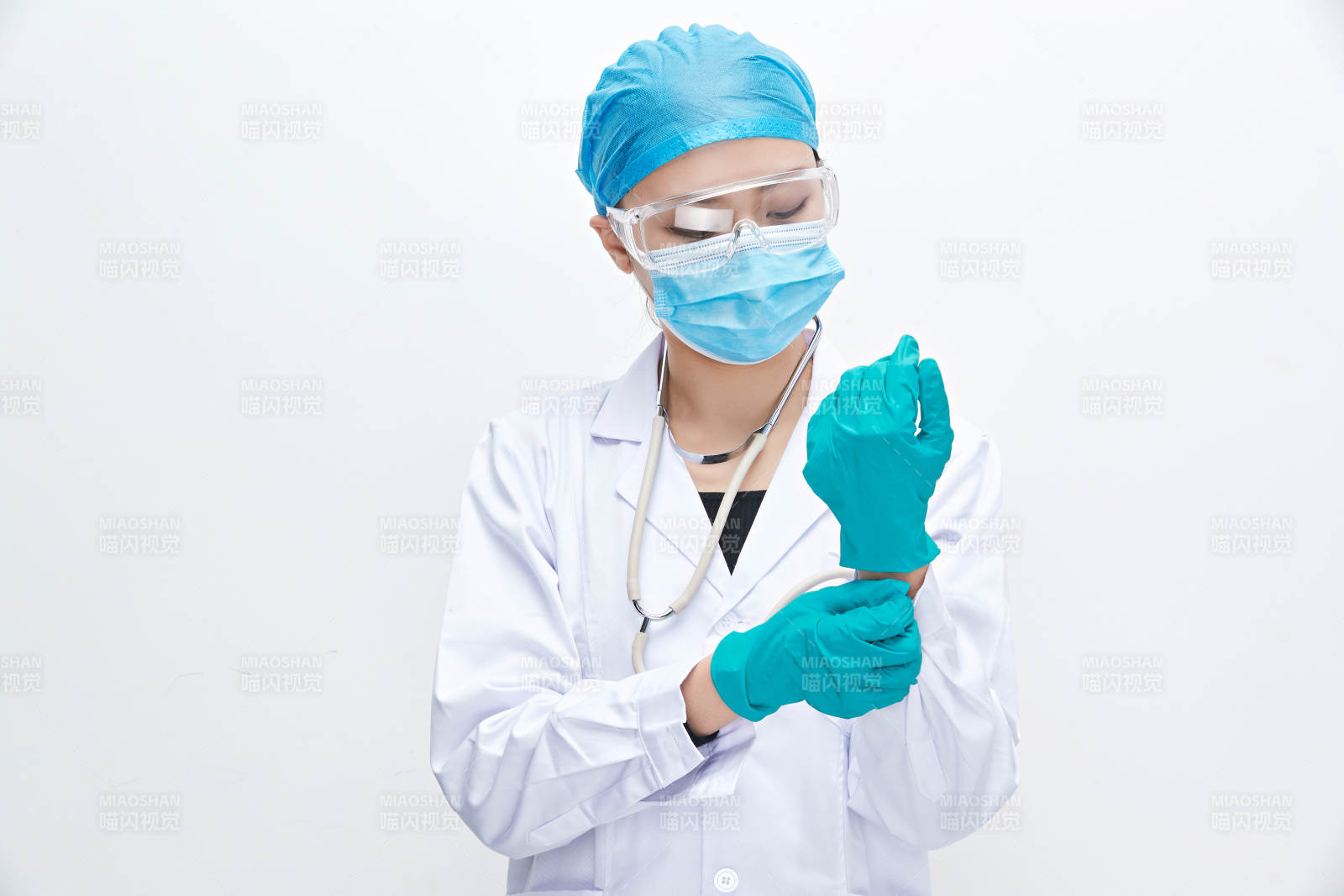 白色背景下的專業醫療人員形象