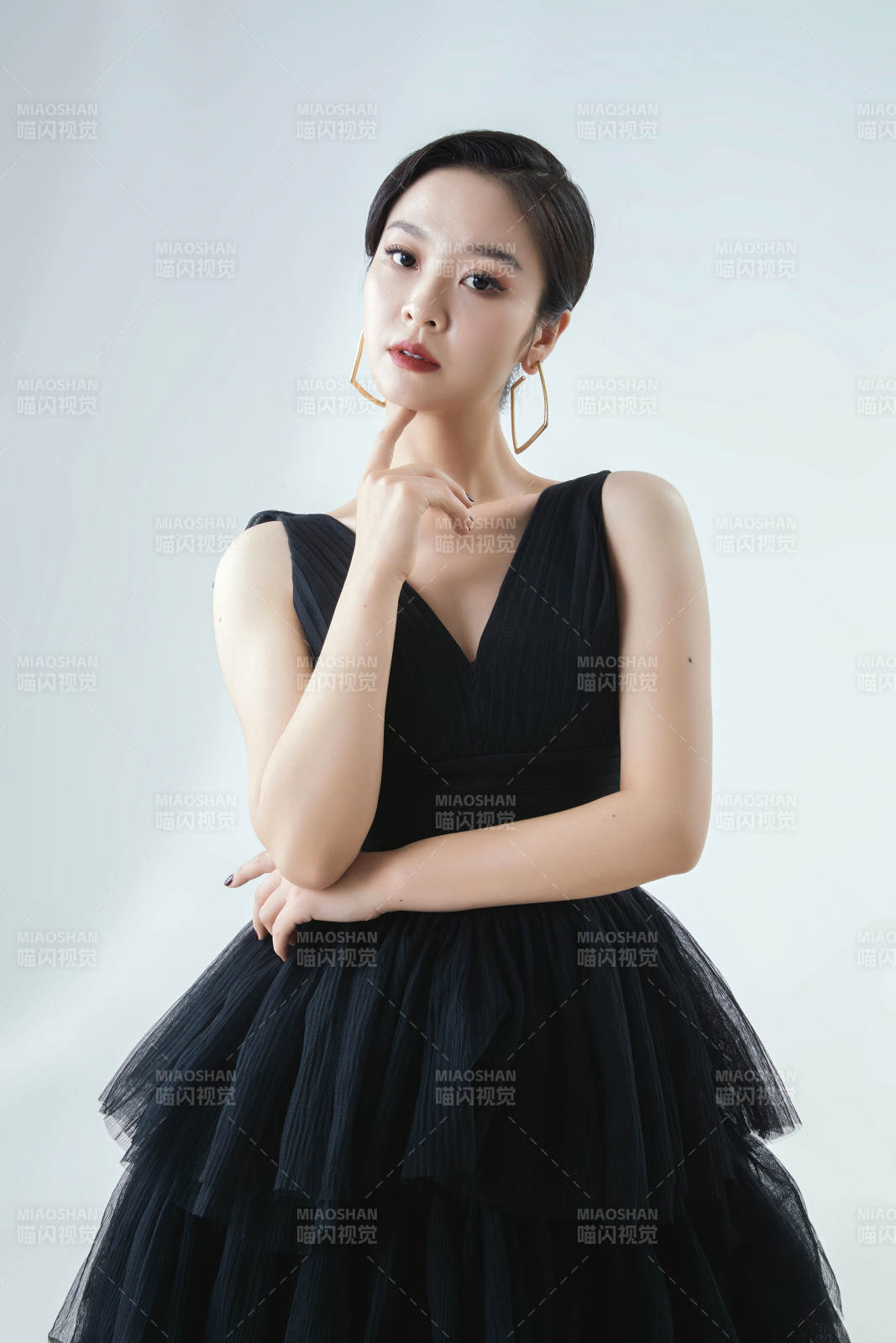 棚拍白色背景下的潔白婚紗新娘美妝